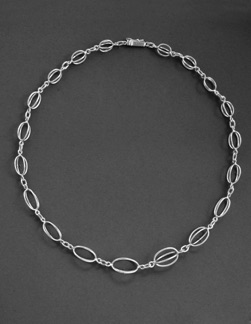 Halskedja "Ellipser"
Silver (2003)
Längd 43 cm, 
pris 4 550 kr.
Längd 59 cm, 
Pris 5 600 kr.